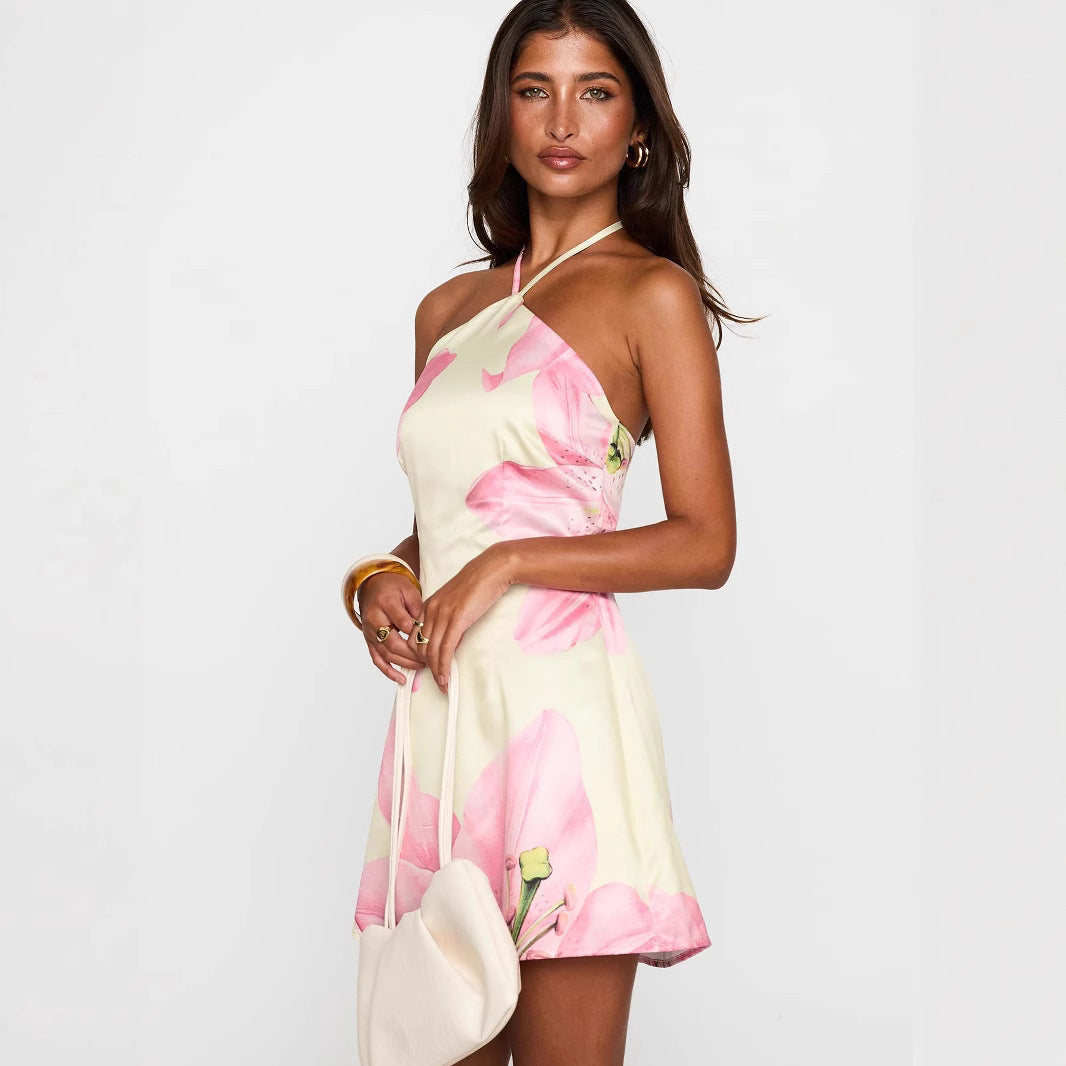 Chique casual dames jurkje, kort model met frisse bloemenprint en trendy halternek voor een modieuze look.