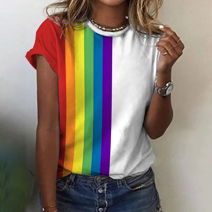 Dames regenboog t-shirt met korte mouw en ronde hals, kleurrijk en speels voor een zomerse, casual look.