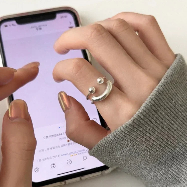Cadeau-idee: unieke verstelbare smiley ring voor dames, een zilverkleurig sieraad en een modieuze blikvanger.
