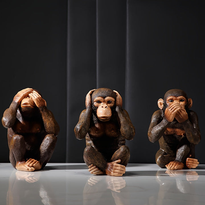 Leuke chimpansee decoratie set: twee realistische aapjes van hars voor elke kamer of buitenruimte.