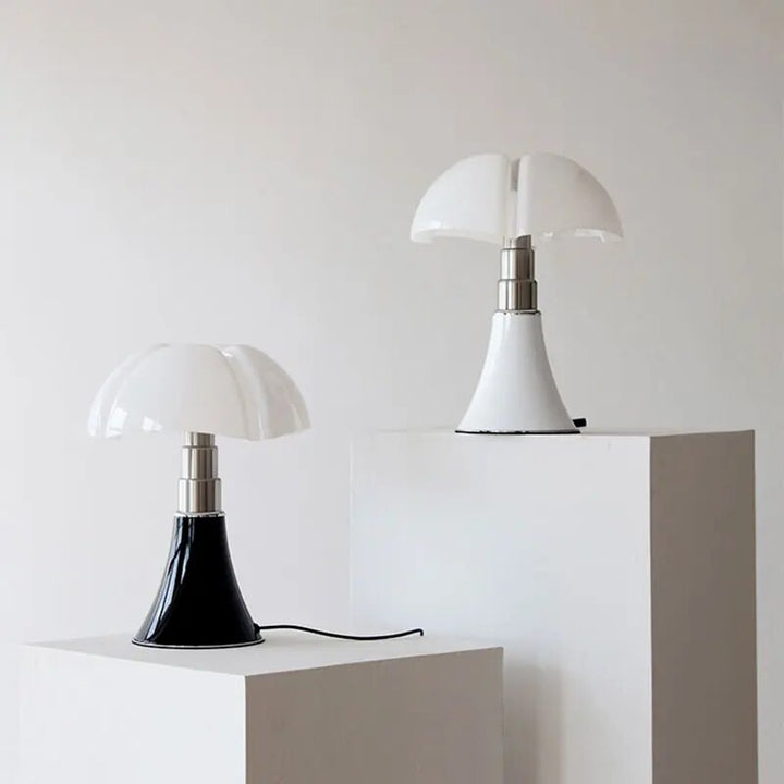 Warme sfeerverlichting van dimbare LED design tafellamp, ideaal voor gezellige avonden.