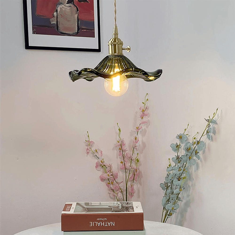 Decoratieve hibiscus hanglamp voor sfeervolle verlichting in modern interieur. Uniek glas en messing design.