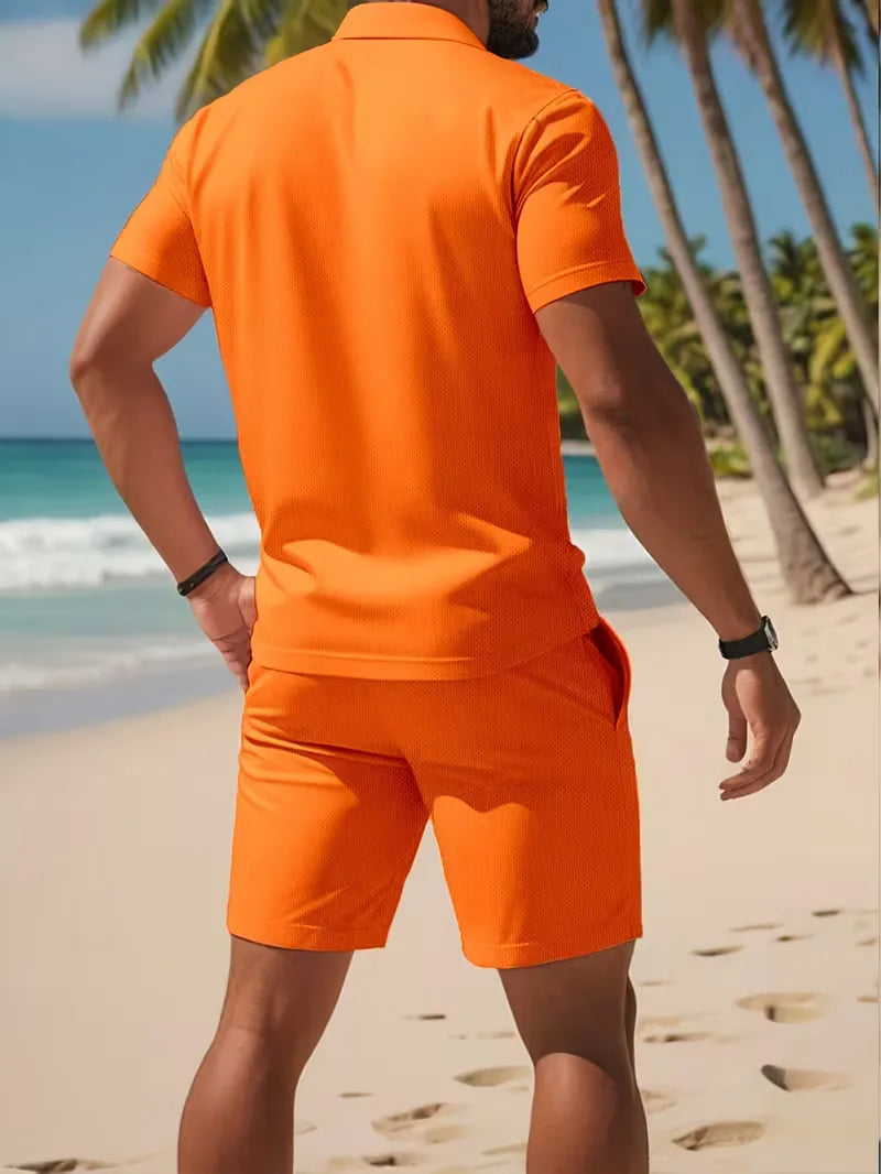 Ontspannen heren vakantieset: lichtblauwe V-hals polo en witte shorts, comfortabel en stijlvol.