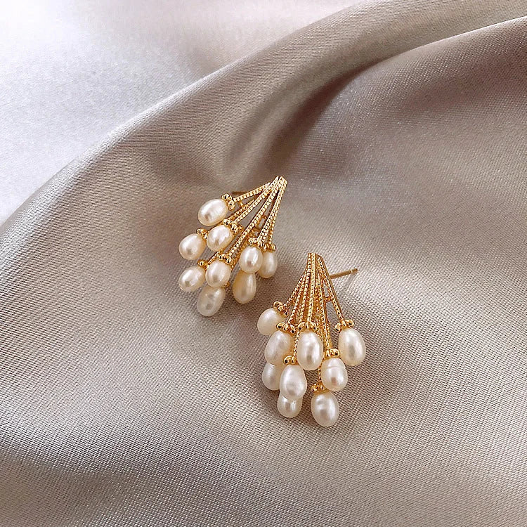 Elegante Noelle 18K vergulde zilveren parelkwast oorbellen voor dames, perfect als chic geschenk.
