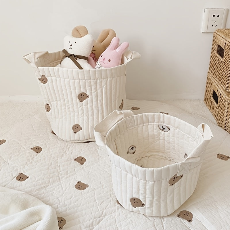Detail van gewatteerde opbergtas met handvatten, perfect voor speelgoed in kinderkamer.