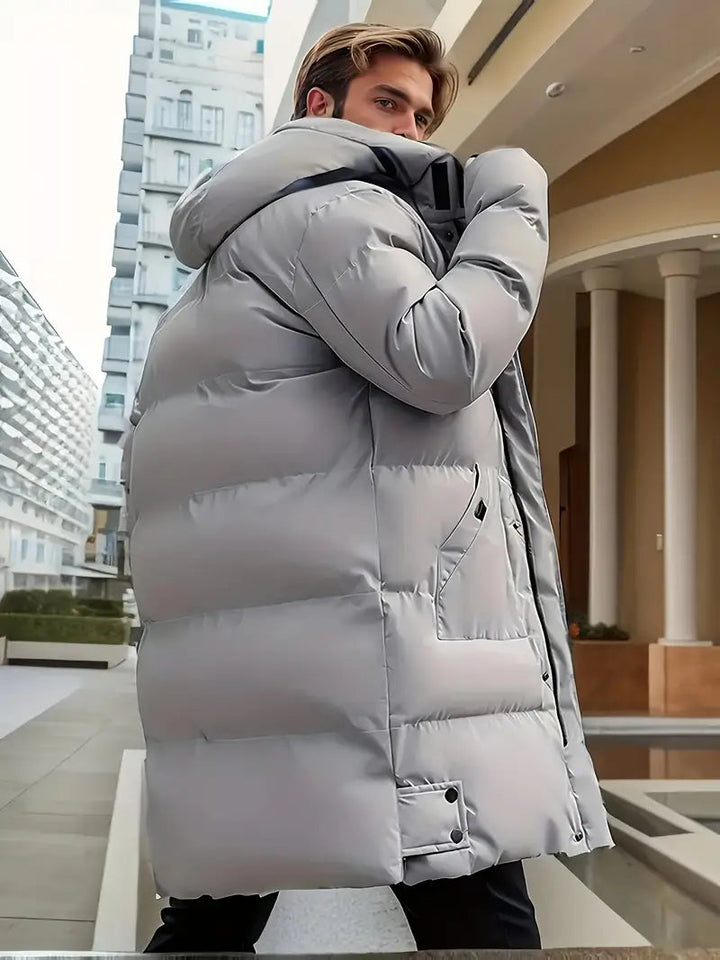 Lange pufferjas voor heren in legergroen; een warme en stijlvolle keuze voor de wintergarderobe.