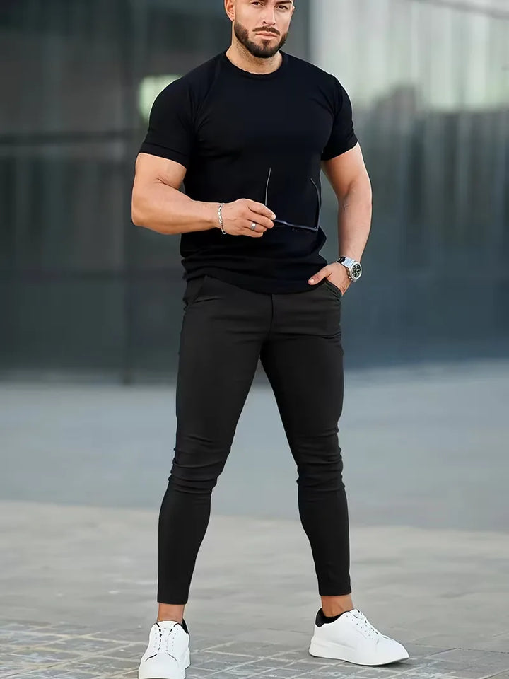Khaki heren chino broek met strakke pasvorm, geschikt voor formele en informele stijlen.