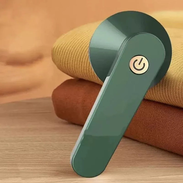 Witte oplaadbare pluizenverwijderaar FluffAway, ideaal voor kleding en textiel. USB-oplaadbaar.