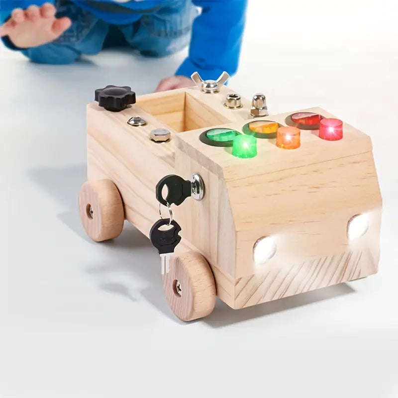 Kind ontdekt educatief houten Montessori activiteitenbord; stimuleert cognitieve ontwikkeling en motoriek bij peuter/kleuter.