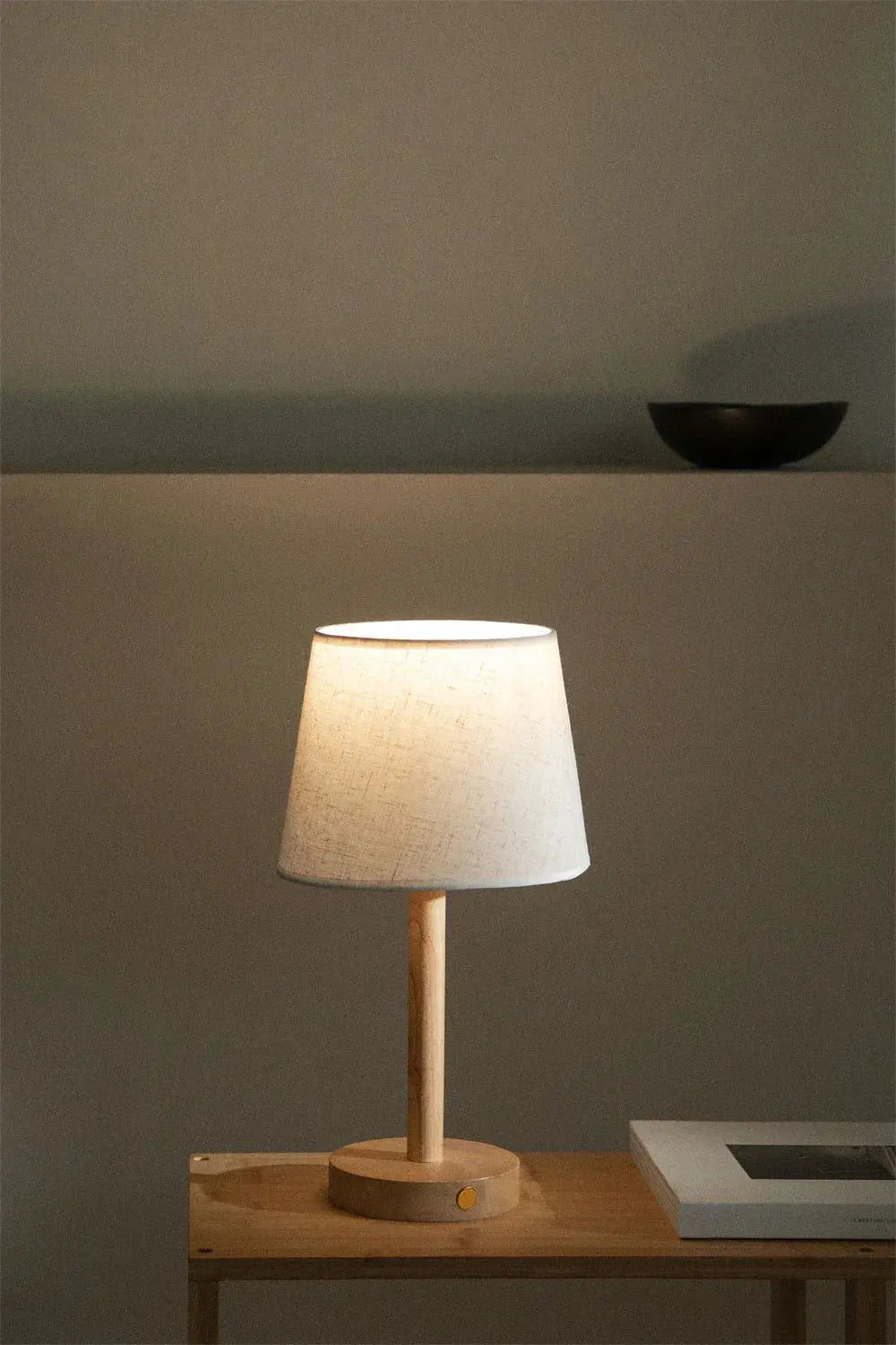 Moderne draadloze houten LED tafellamp met dimbaar sfeervol licht, USB oplaadbaar voor elk interieur.
