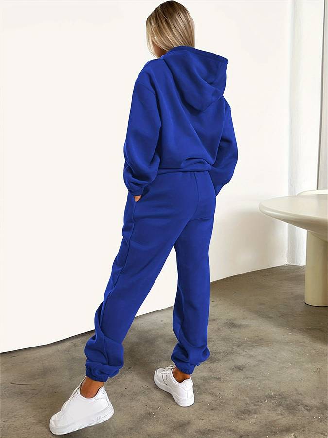 Modieuze tweedelige dames hoodie set met joggingbroek. Perfecte loungewear of sportieve casual outfit.