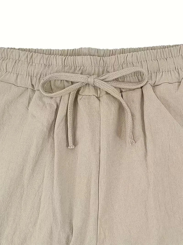 Comfortabele heren kledingset met korte mouwen V-hals shirt en wijde pijpen broek.