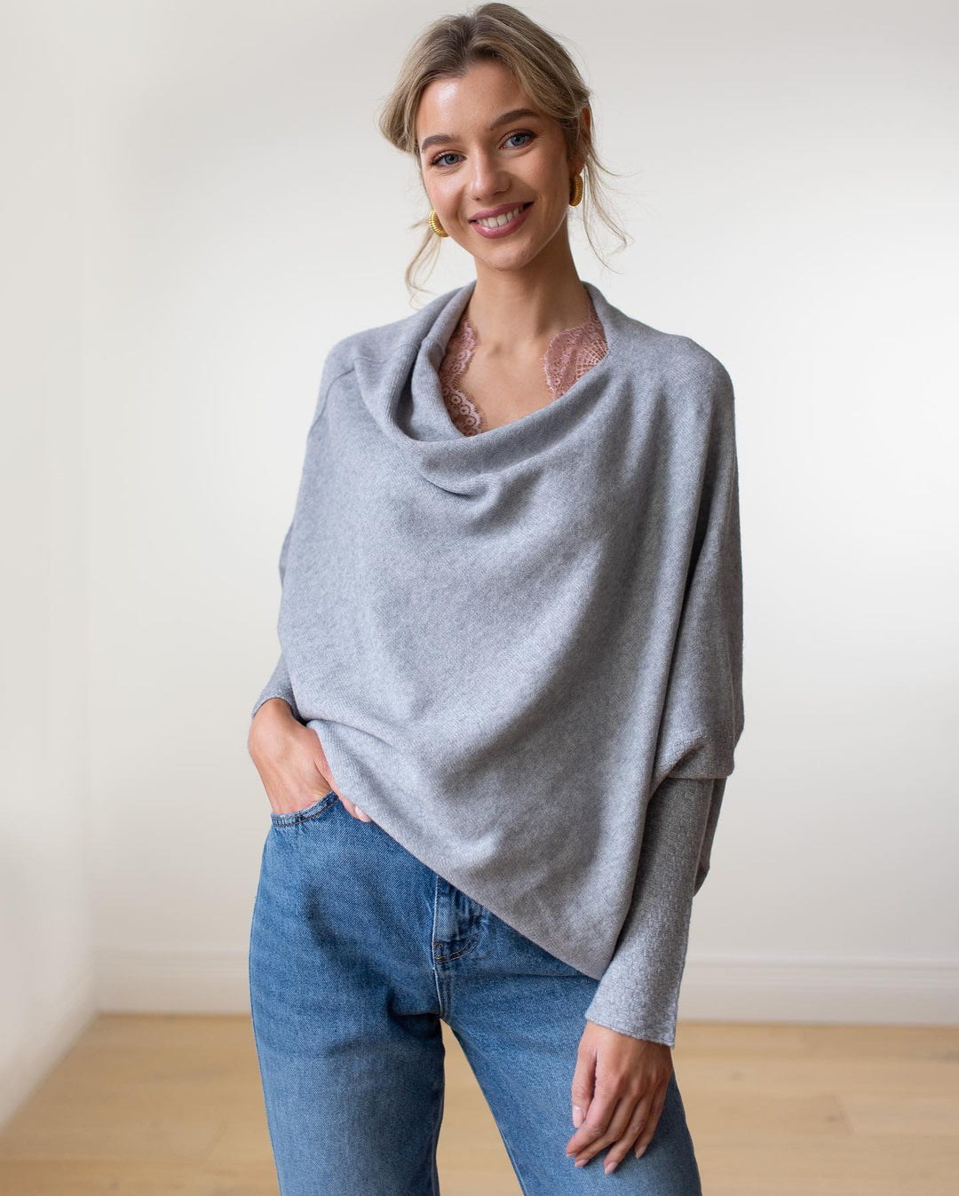 Modieuze dames trui met off shoulder design, perfect voor een casual chic look.
