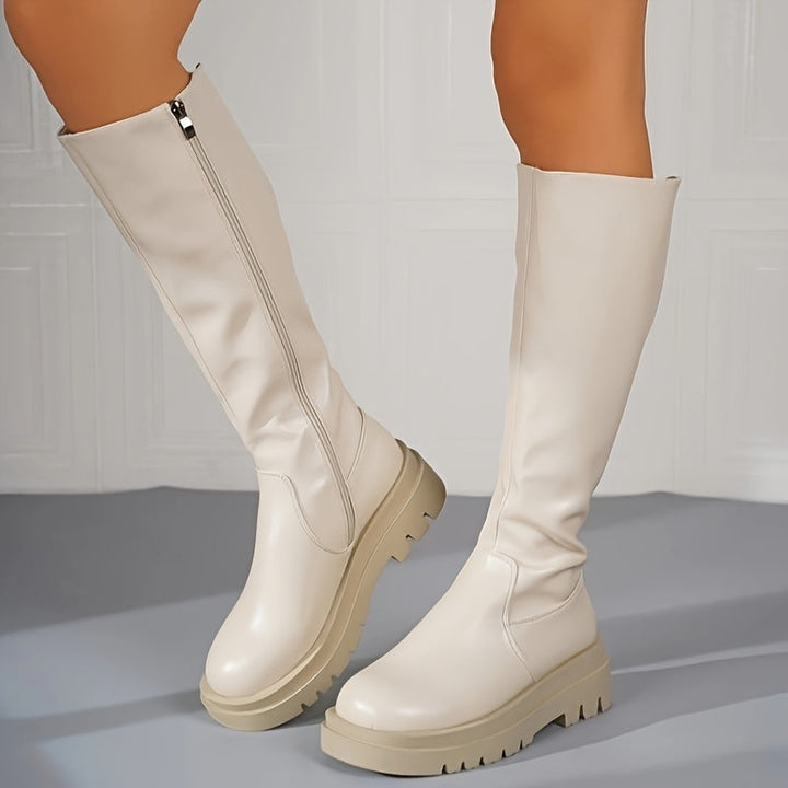 Stijlvolle kniehoge beige dameslaarzen, veelzijdig te combineren voor een elegante herfst- of winterlook.