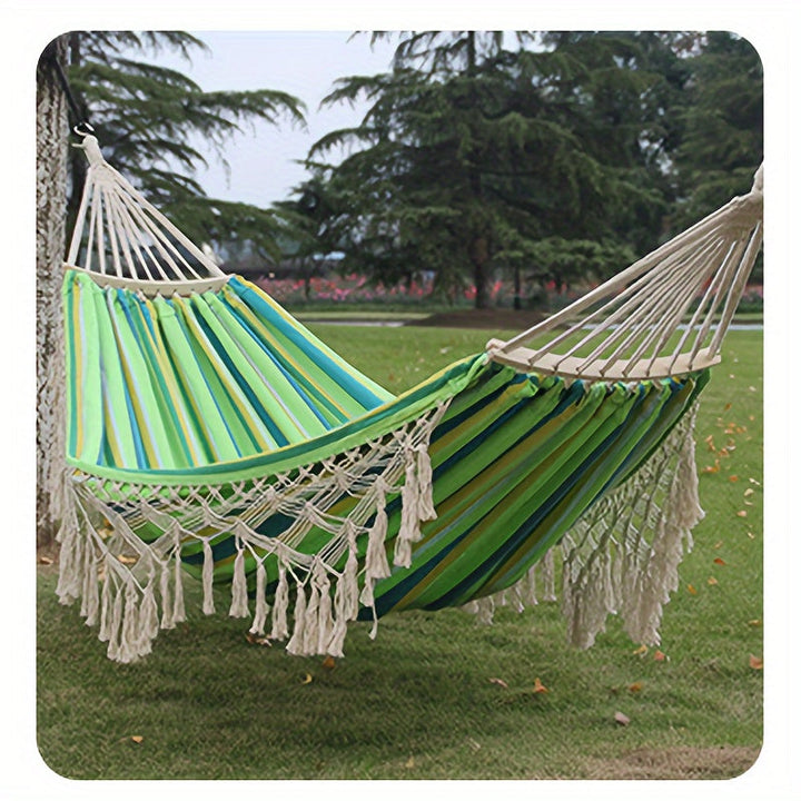 Grootse bohemian hangmat voor twee, met decoratieve kwasten en levendige kleuren, ideaal voor buiten.