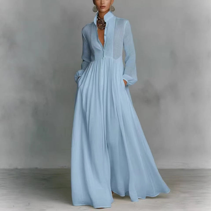 Luxe dames jurk: geplooide maxi-jurk met lange mouwen, A-lijn silhouet. Franse mode voor zomer.