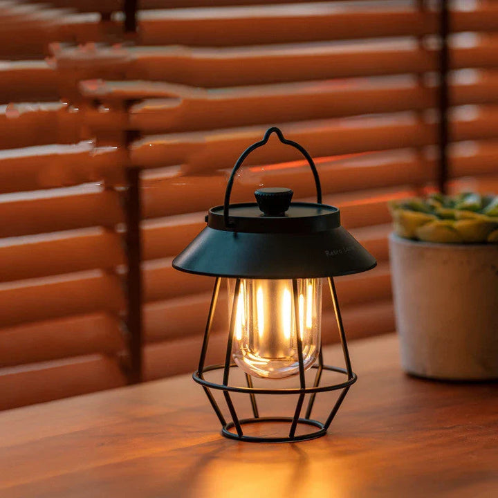 Stijlvolle retro LED lantaarn voor kamperen. Sfeerlicht, buitenverlichting, draagbaar en USB oplaadbaar.