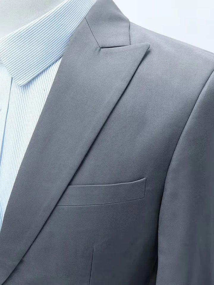 Elegant heren driedelig pak, slim fit gesneden, geschikt voor bruiloftsgasten of zakelijke meetings.
