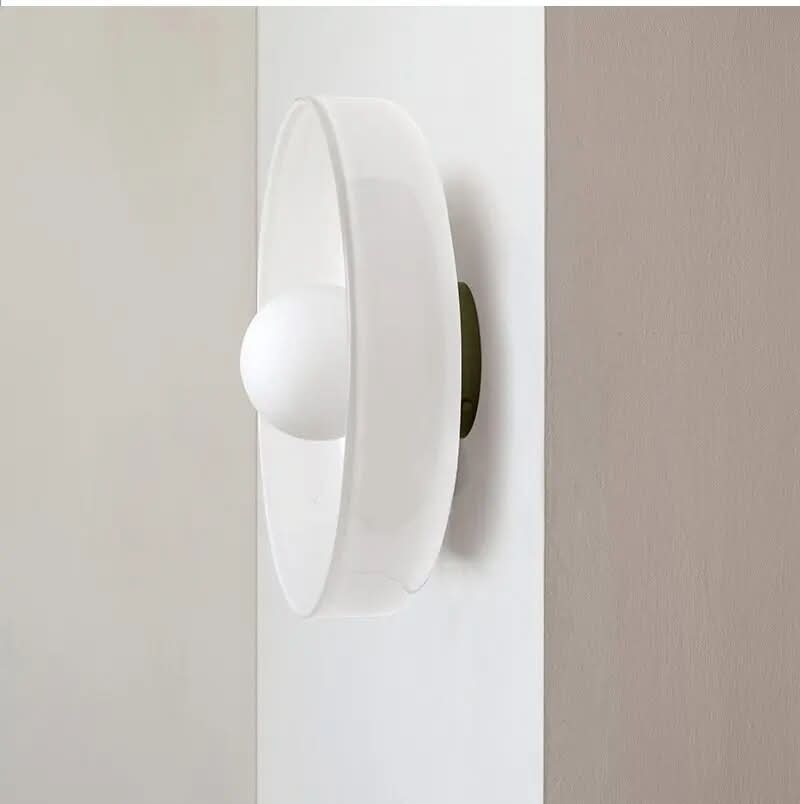 Veelzijdige Scandinavische design plafondlamp van glas, perfect voor slaapkamer, woonkamer of hal.