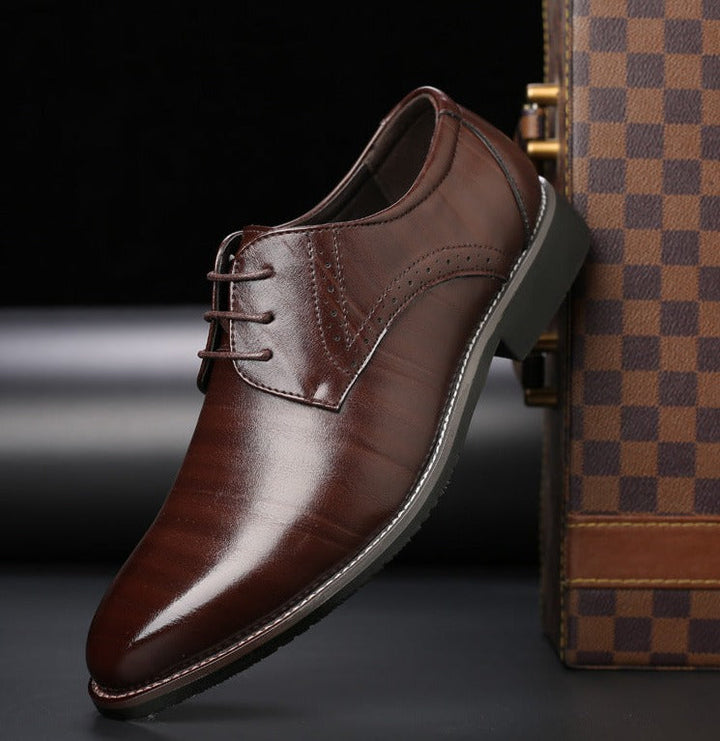 Klassieke bruine heren veterschoenen, ideaal voor een professionele zakelijke look en stijlvolle outfits.