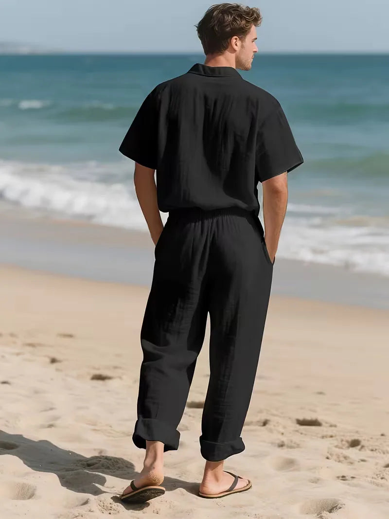 Ademende heren zomerset: V-hals shirt met korte mouwen en rechte pijpen broek, ideaal voor zomer.