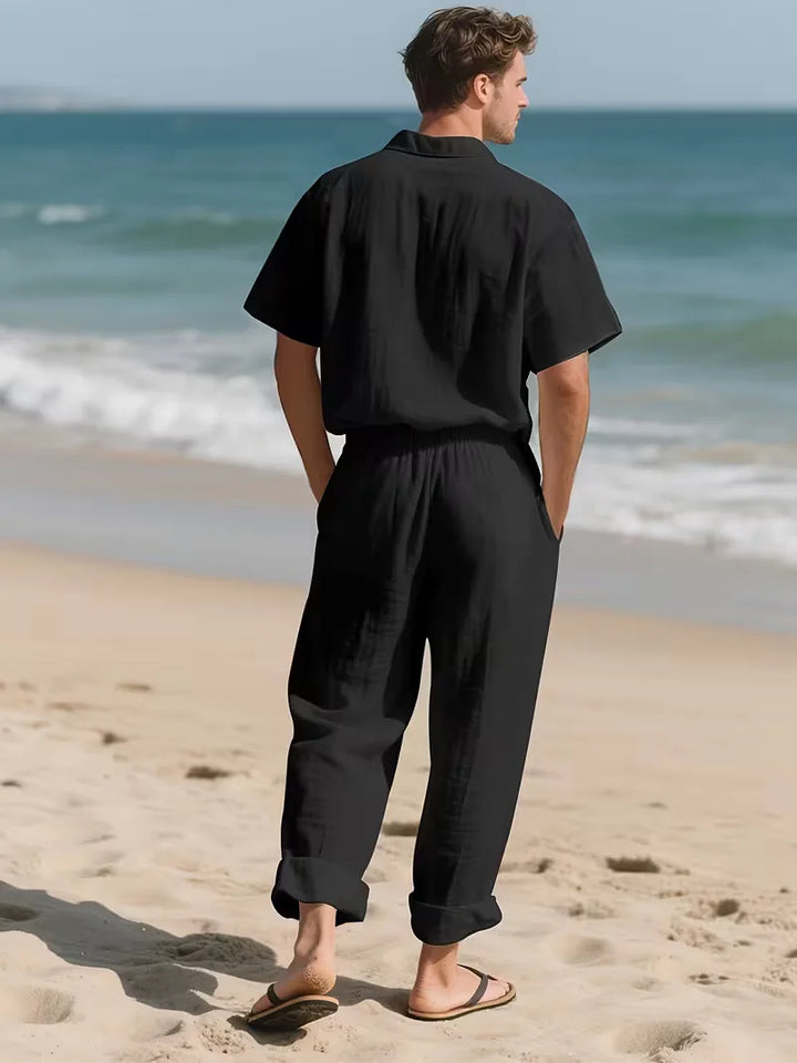 Ademende heren zomerset: V-hals shirt met korte mouwen en rechte pijpen broek, ideaal voor zomer.