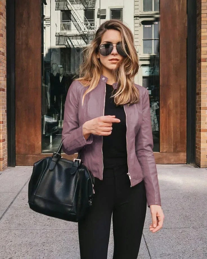 Prachtige elegante leren jas voor dames, een tijdloze mode-item. Comfortabel en van topkwaliteit.