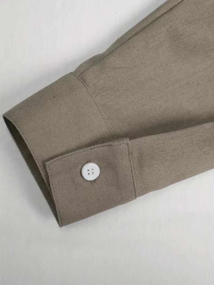 Smart-casual khaki heren shirt met lange mouwen en V-hals, een essentiële aanvulling op je herfstgarderobe.