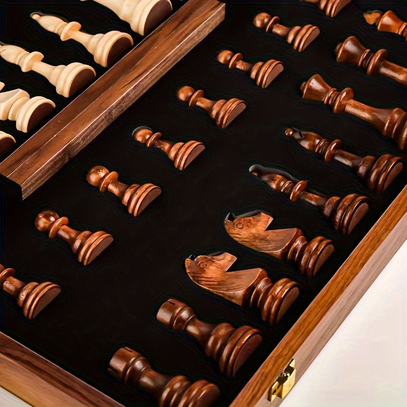 Gedetailleerd walnoten schaakbord met bijpassende houten stukken; opvouwbaar, handgemaakt voor reizen.