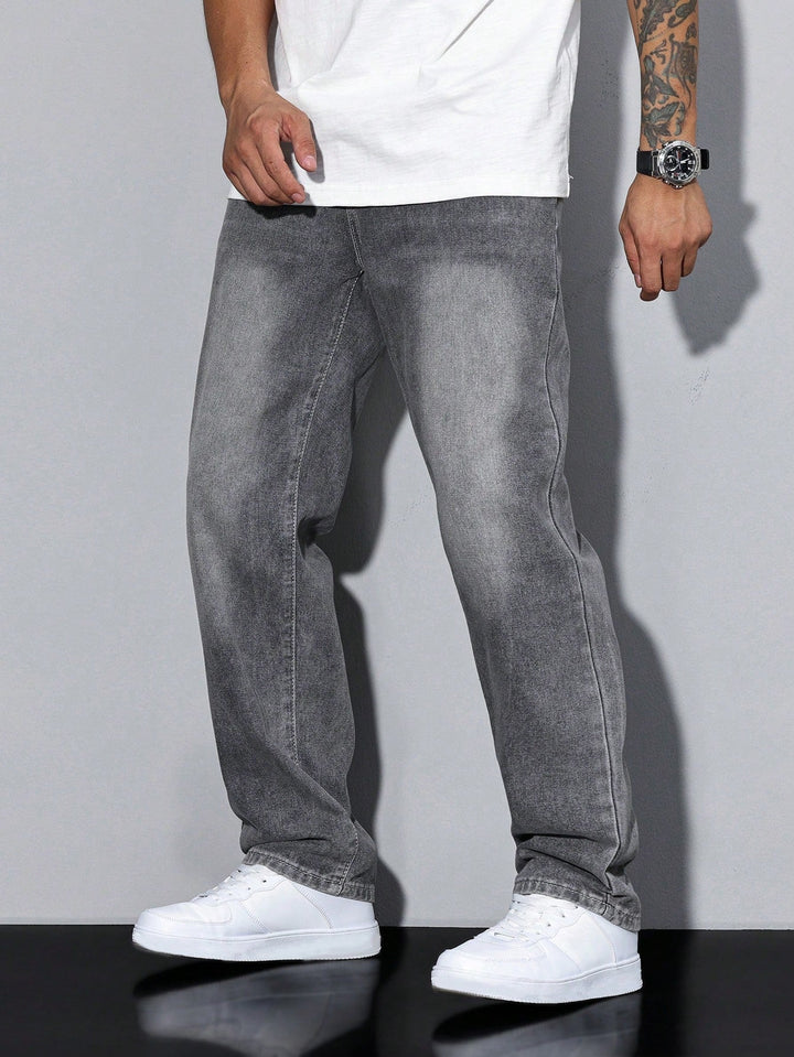 Stijlvolle donkergrijze herenjeans, rechte pijp, perfect voor casual herenmode outfits; comfortabel en modern.
