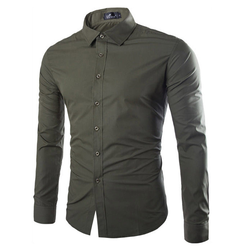 Heren slim fit overhemd gedragen, combineert zakelijk en casual stijl. Ideaal als veelzijdige top.