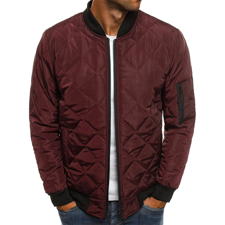 Stijlvolle heren herfstjas: comfortabel bomberjack met trendy kriskraspatroon, perfecte casual bovenkleding voor mannen.