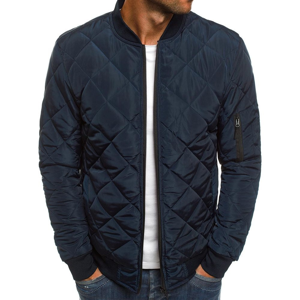 Moderne heren herfstjas: comfortabel quilted bomberjack met opvallend kriskraspatroon, een must-have voor herenmode.