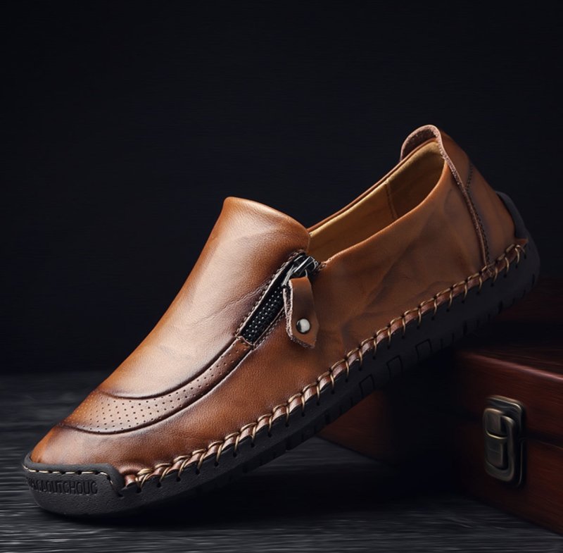 Comfortabele bruine suède heren loafers, ideaal voor een stijlvolle en ontspannen look in elk seizoen.