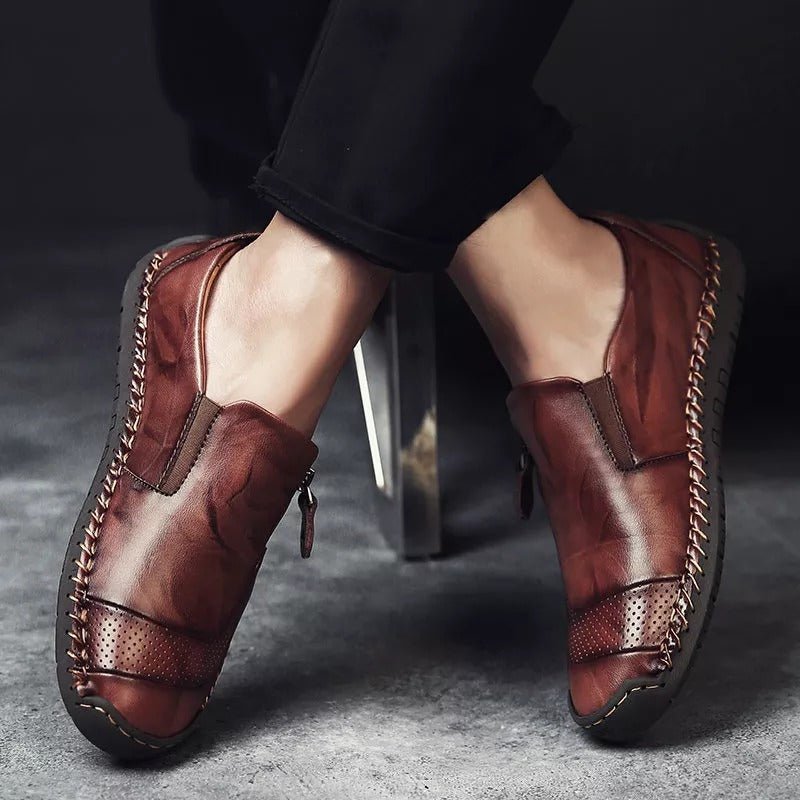 Stijlvolle zwarte heren loafers van zacht suède, klassiek en elegant voor zakelijke of feestelijke outfits.