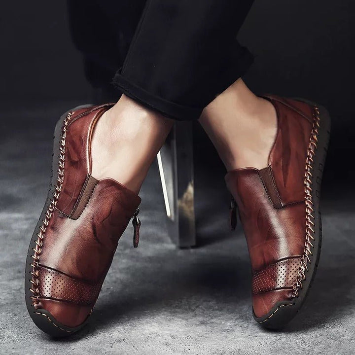 Stijlvolle zwarte heren loafers van zacht suède, klassiek en elegant voor zakelijke of feestelijke outfits.