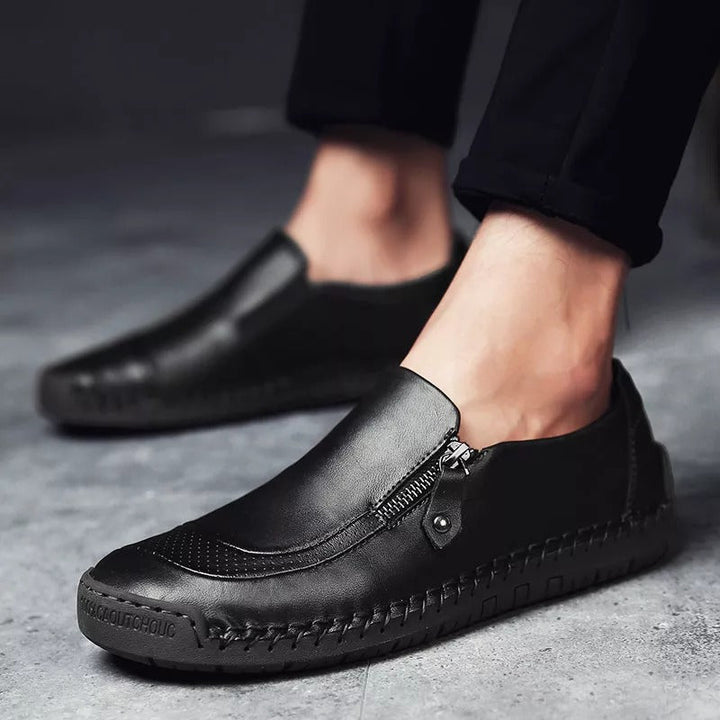 Elegante suède heren loafers, verkrijgbaar in zwart en bruin, voor comfortabele tijdloze stijl en dagelijks gebruik.