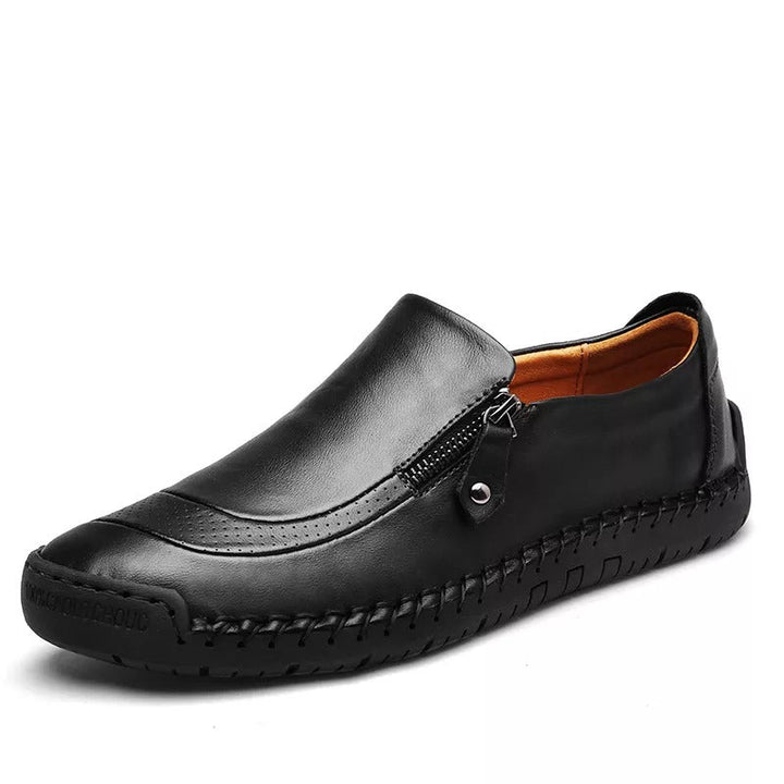 Klassieke suède heren loafers in zwart, combineert comfort met een verfijnde, nette uitstraling voor elke dag.