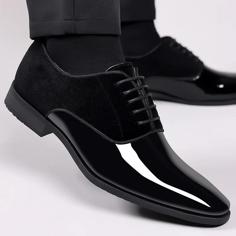 Blauwe lakschoenen heren, comfortabel en feestelijk, ideaal voor bruiloften en speciale gelegenheden.