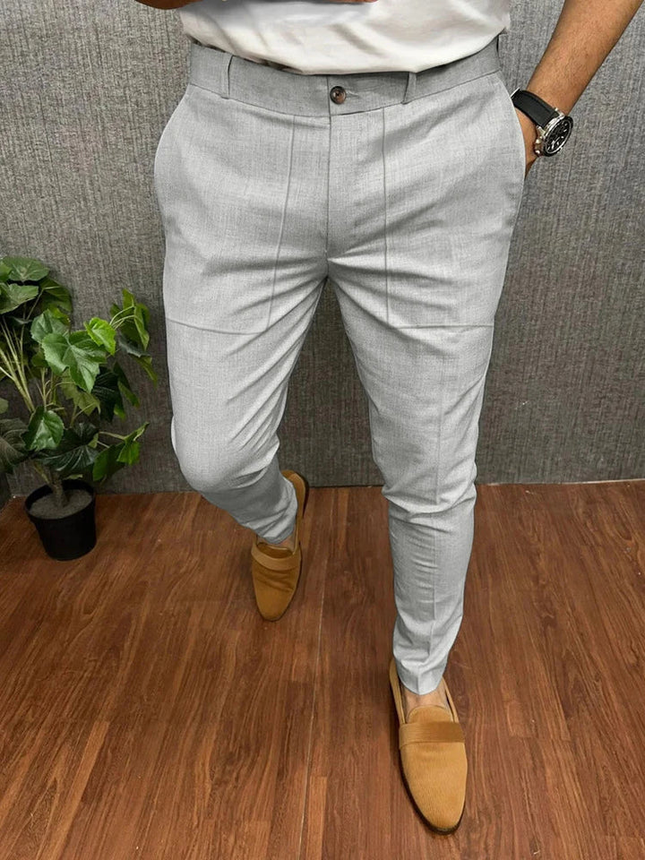 Stijlvolle slimfit herenbroek voor een elegante casual look, ideaal voor lente en zomer outfits.