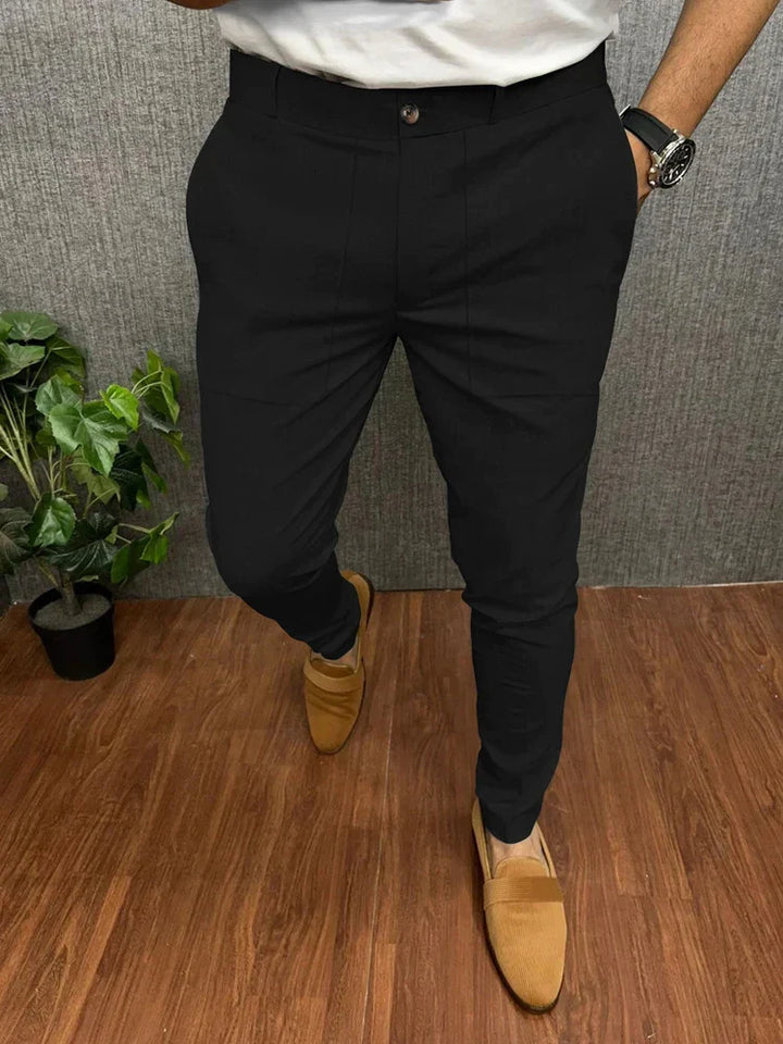 Gedragen slim fit herenbroek met potloodstijl, elegant en comfortabel, een must-have voor uw kledingcollectie.