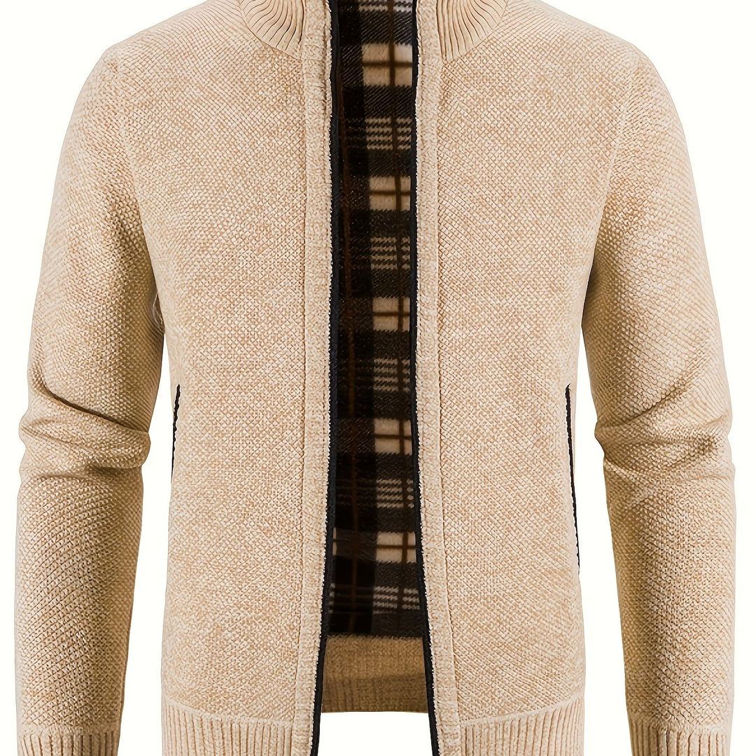 Warmte isolerend herenvest met ritszakken en opstaande kraag; ultiem comfort.