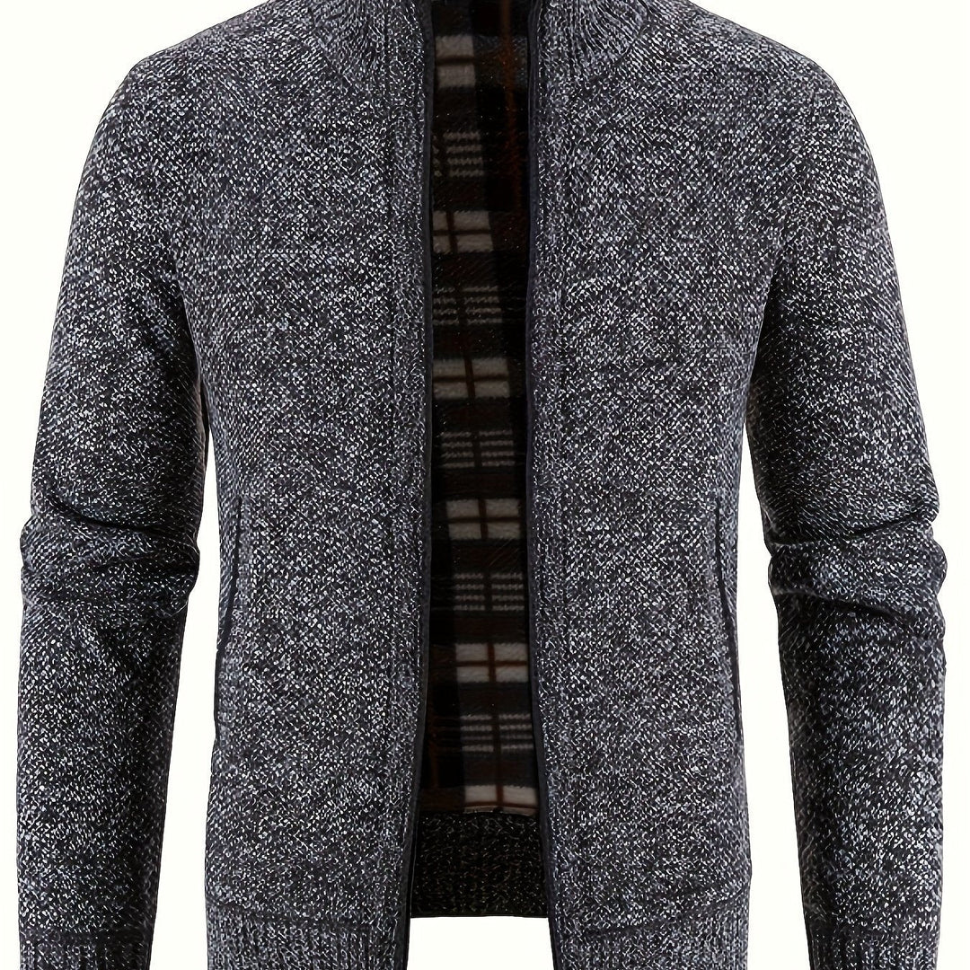 Herenvest voor wintermode, met opstaande kraag en veilige ritszakken; modieus.