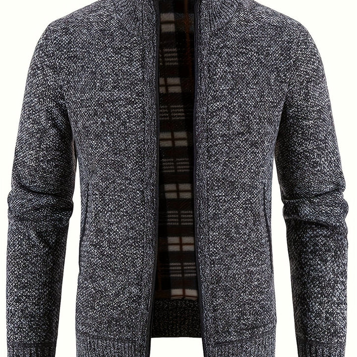 Herenvest voor wintermode, met opstaande kraag en veilige ritszakken; modieus.