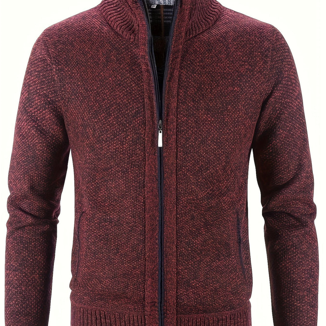 Modieus fleece herenvest, warm en comfortabel met ritszakken en hoge kraag.