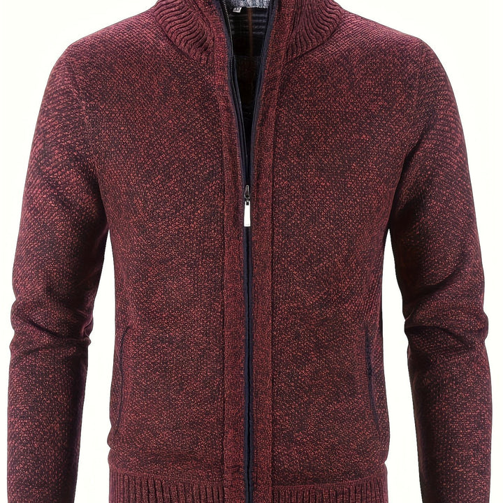 Modieus fleece herenvest, warm en comfortabel met ritszakken en hoge kraag.