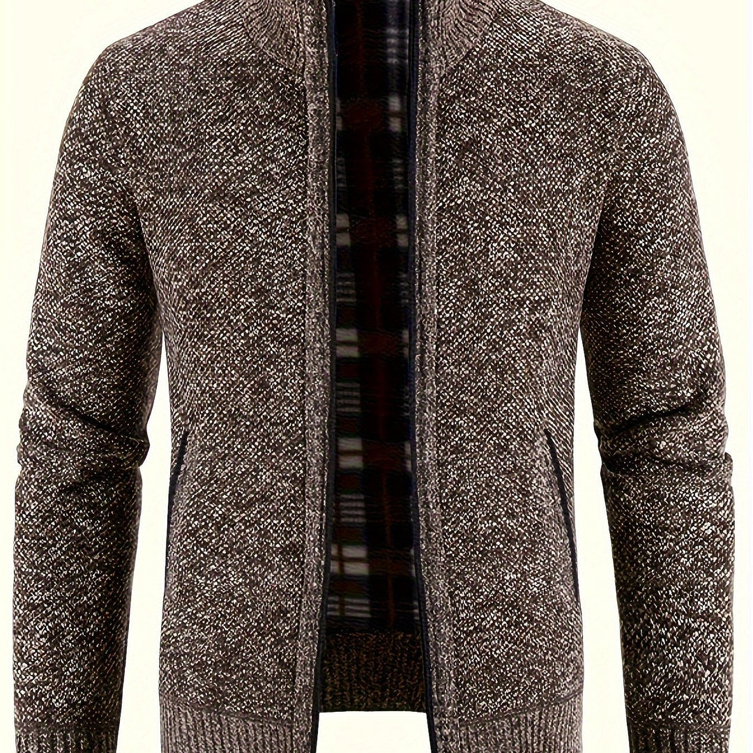 Essentieel herenvest met ritszakken, opstaande kraag; perfect voor elke casual gelegenheid.