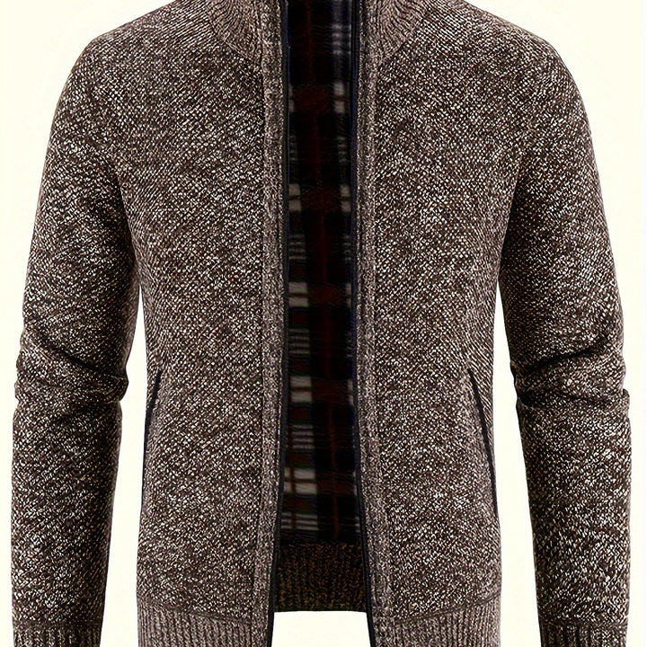 Essentieel herenvest met ritszakken, opstaande kraag; perfect voor elke casual gelegenheid.