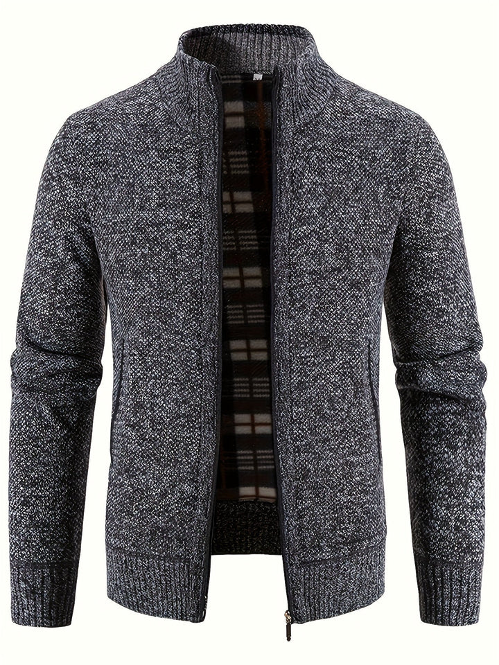 Ademend herenvest van fleece, met ritszakken en opstaande kraag; comfortabel.