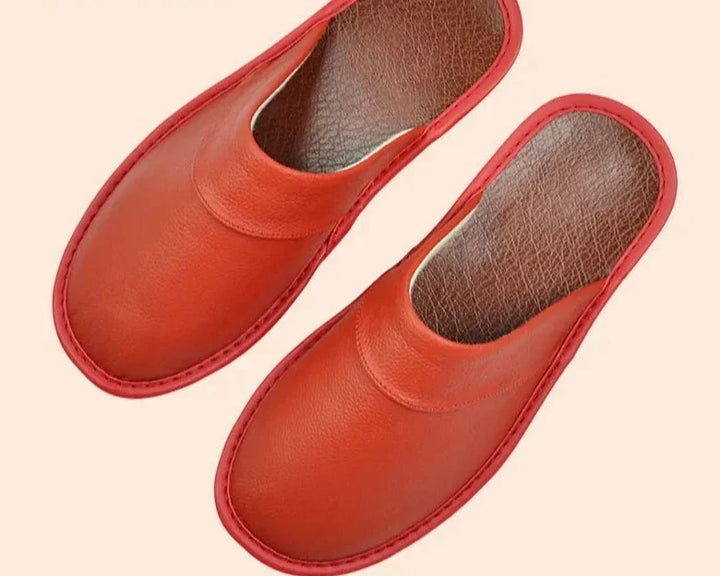 Paar klassieke bruine leren herenslippers, de perfecte combinatie van warmte en stijl voor thuis.